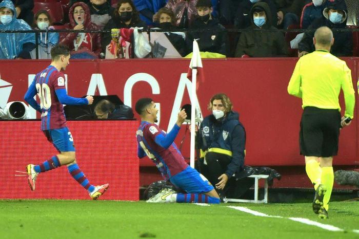 Barcelona defender Ronald Araujo (C) celebrates scoring the equaliser against Sevilla.