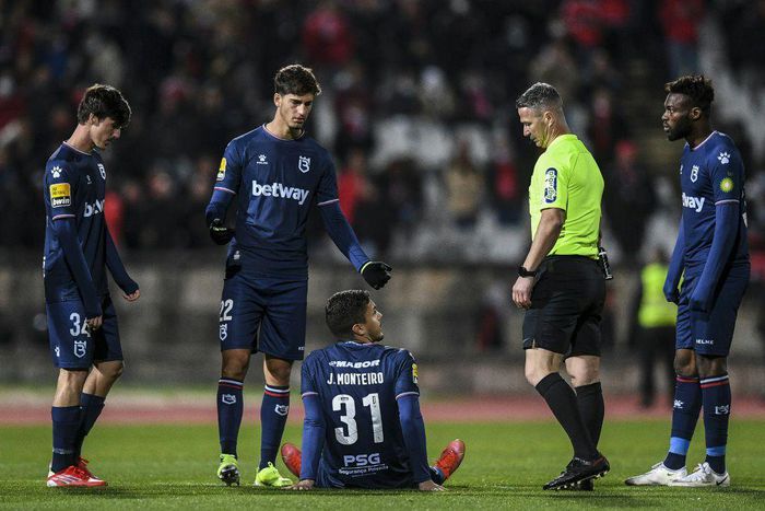 An injury to goalkeeper Joao Monteiro, who was playing outfield for Belenenses, forced the game with Benfica to be stopped after the home team was left with just six men