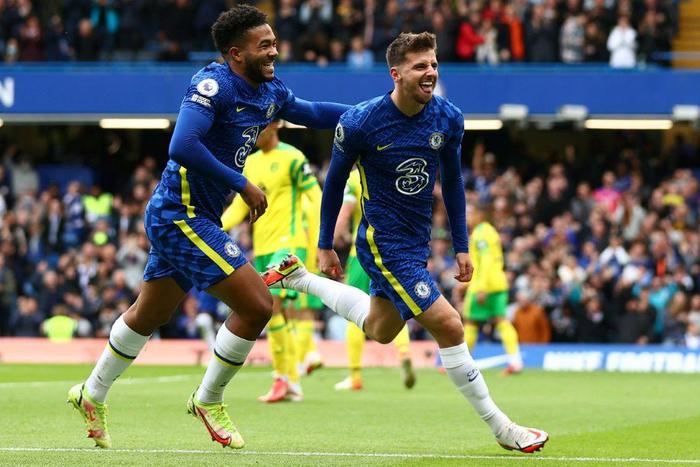 Chelsea's Mason Mount (R) celebrates with Reece James