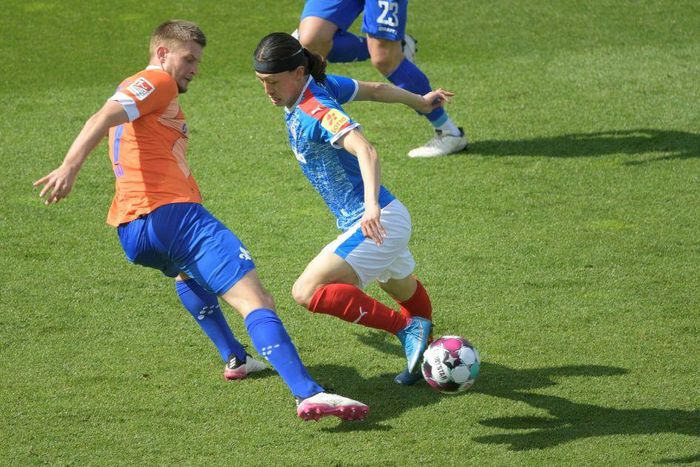 South Korea midfielder Jae-sung Lee (C) has signed a three-year contract with Bundesliga club Mainz