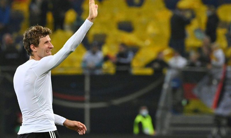Late show star: Thomas Mueller acknowledges the fans
