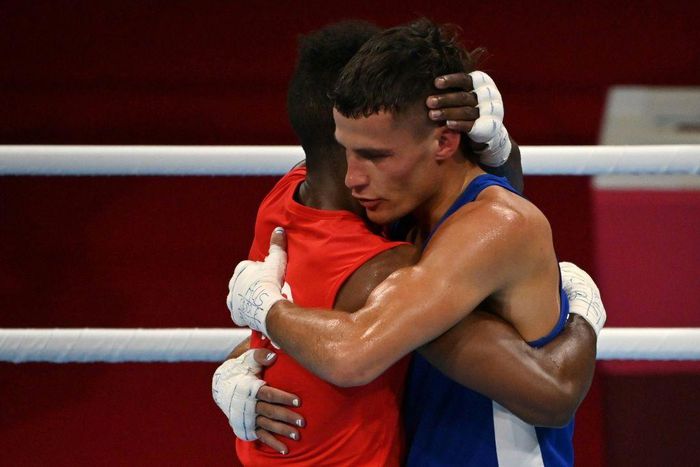 Cuba's Andy Cruz (red) ended Australia's Harry Garside's run in the semi-finals
