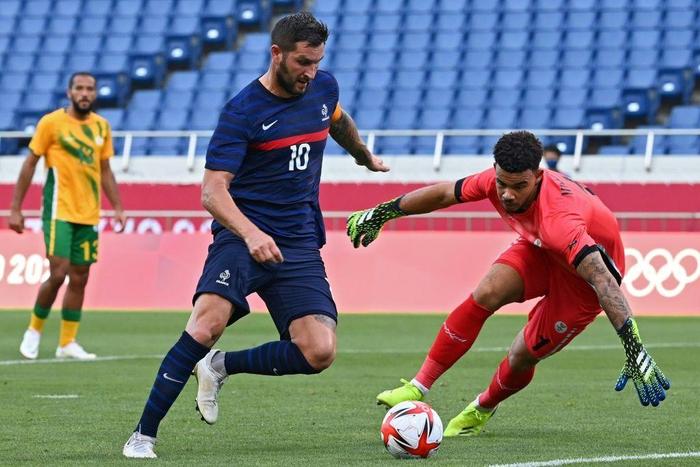 South Africa captain and goalkeeper Ronwen Williams (R) in action against France at the Tokyo Olympic Games this year.