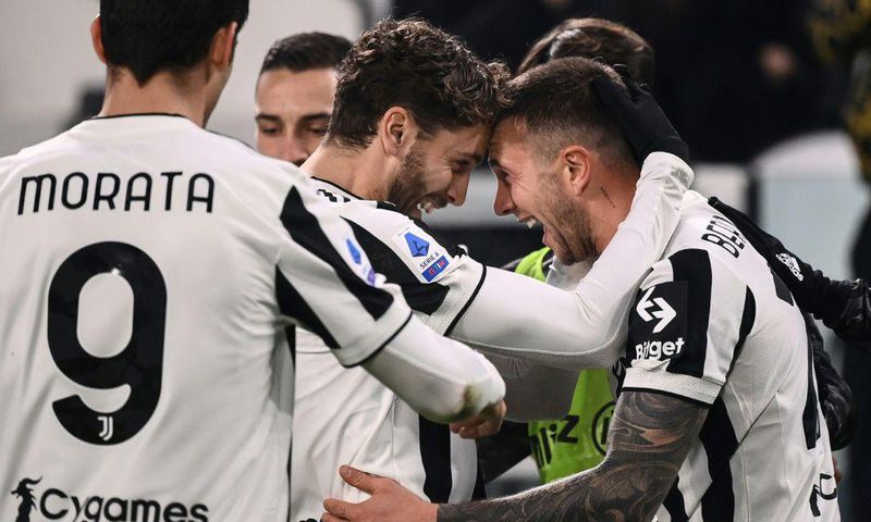 Federico Bernardeschi (R) celebrates after scoring his first Serie A goal since July 2020