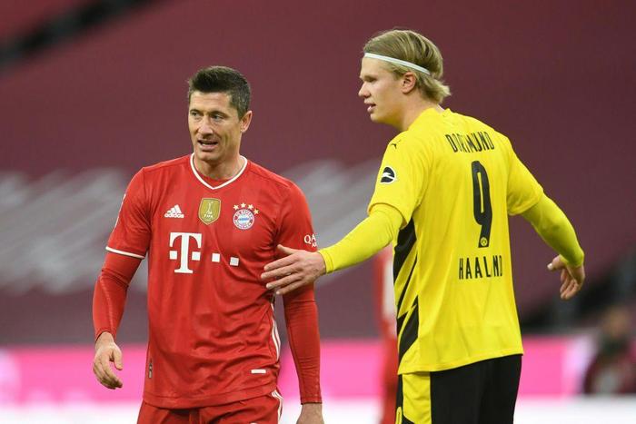 Bayern Munich striker Robert Lewandowski (L)and Dortmund forward Erling Haaland (R) are set to go head-to-head Saturday