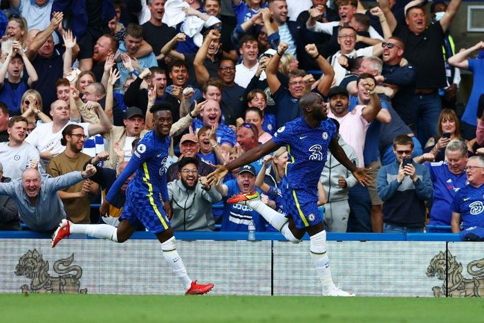 Chelsea striker Romelu Lukaku (R) celebrates scoring