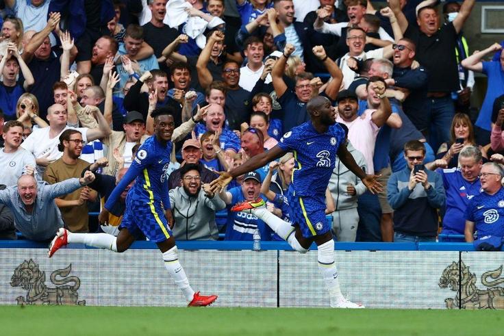 Chelsea striker Romelu Lukaku (R) celebrates scoring
