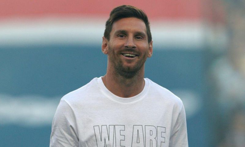 Lionel Messi on the pitch at the Parc des Princes before PSG's Ligue 1 game against Strasbourg