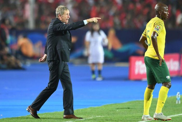 New Kaizer Chiefs coach Stuart Baxter (L) gives an instruction when in charge of South Africa at the 2019 Africa Cup of Nations in Egypt