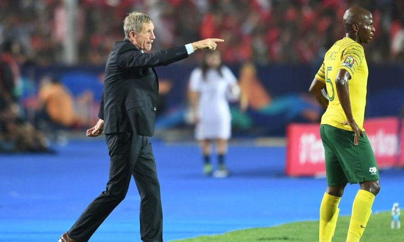New Kaizer Chiefs coach Stuart Baxter (L) gives an instruction when in charge of South Africa at the 2019 Africa Cup of Nations in Egypt