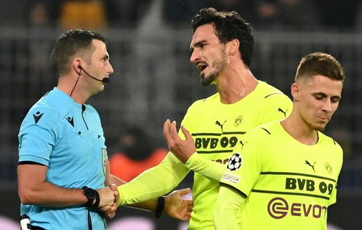 Mats Hummels (C) remonstrates with English referee Michael Oliver (L) during Dortmund's defeat to Ajax in the Champions League