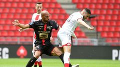 Steven Nzonzi (L) most recently played on loan for Rennes before his move to Qatar
