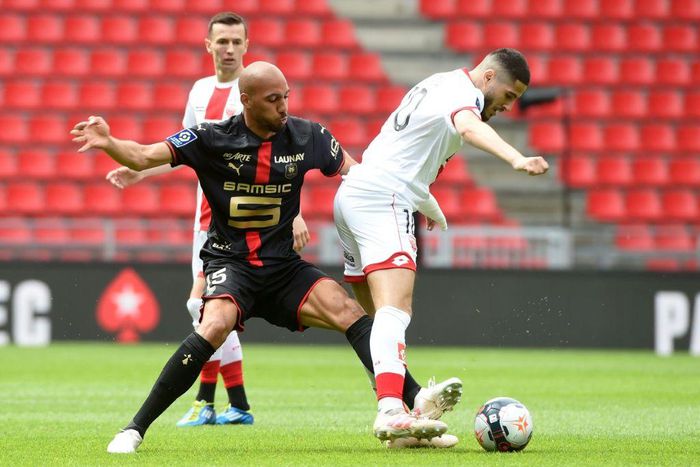 Steven Nzonzi (L) most recently played on loan for Rennes before his move to Qatar