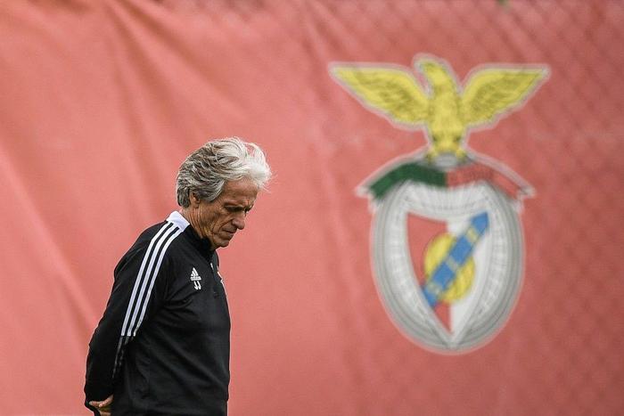 Benfica sacked coach Jorge Jesus due to a series of poor results and reported rifts with leading players
