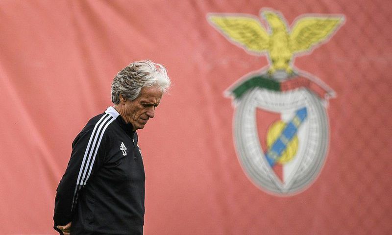 Benfica sacked coach Jorge Jesus due to a series of poor results and reported rifts with leading players