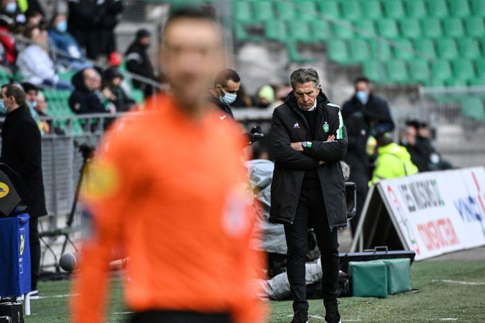 Saint-Etienne coach Claude Puel is under even more pressure after the Ligue 1 tailenders were thrashed 5-0 at home by Rennes