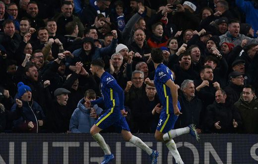 Chelsea midfielder Jorginho (L) celebrates after scoring against Leeds