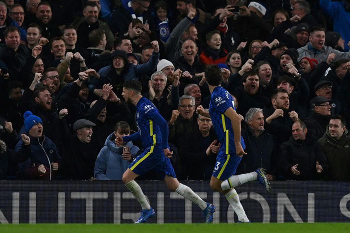 Chelsea midfielder Jorginho (L) celebrates after scoring against Leeds