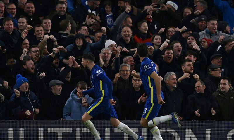 Chelsea midfielder Jorginho (L) celebrates after scoring against Leeds