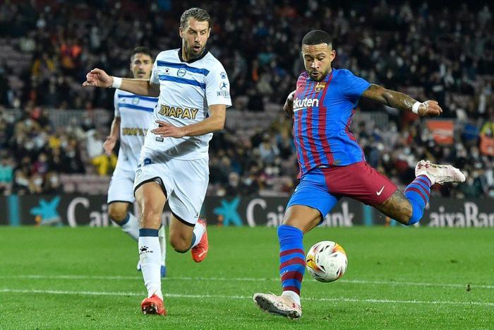 Memphis Depay scored Barcelona's opening goal against Alaves on Saturday.