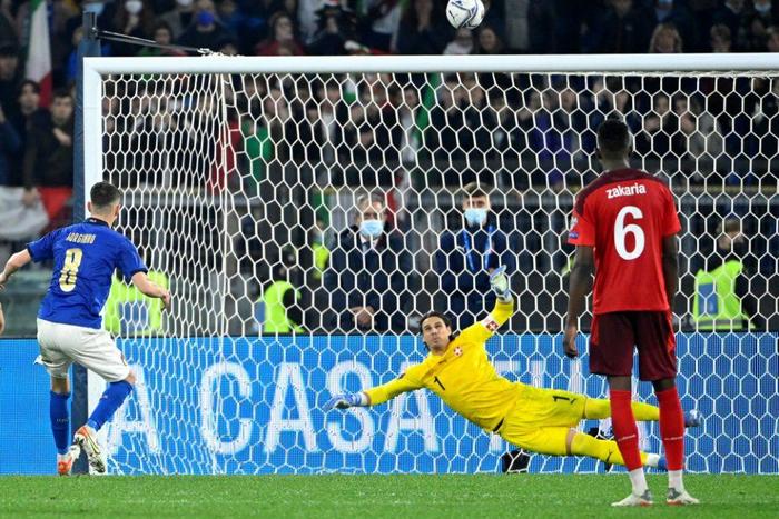 Jorginho misses his penalty against Switzerland