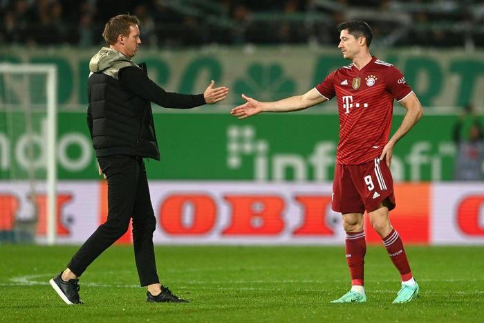 Bayern Munich coach Julian Nagelsmann (L) has backed star striker Robert Lewandowski (R) to win the Ballon d'Or