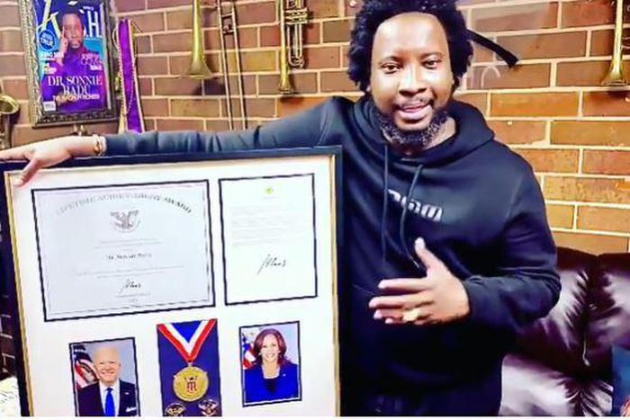 Sonnie Badu receives award
