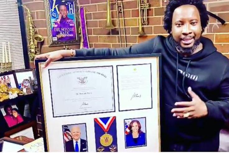Sonnie Badu receives award