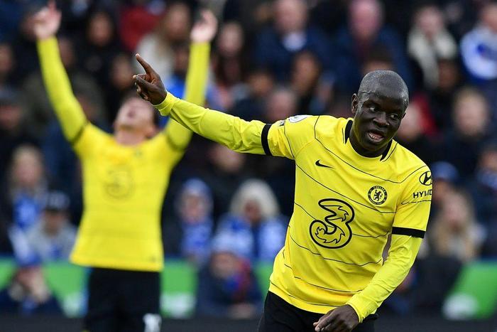 Chelsea midfielder N'Golo Kante (R) celebrates at Leicester
