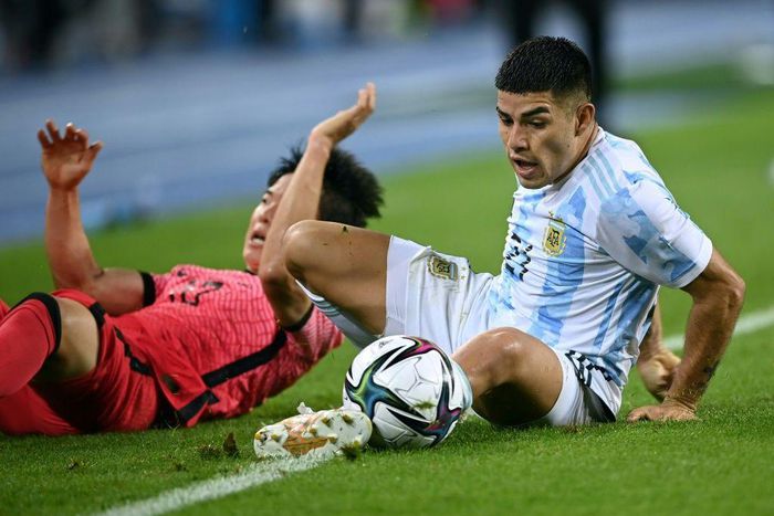 Argentina's Carlos Valenzuela (R) competes for the ball with South Korea's Um Won-sang (L) during their friendly football match in Yongin, South Korea