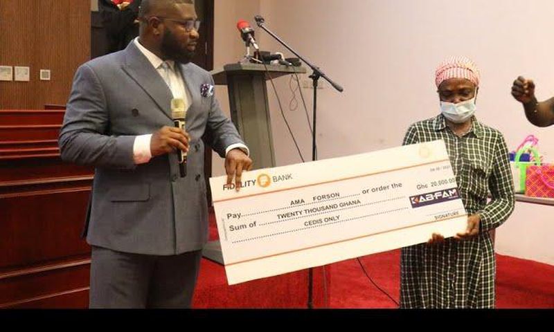 Ama Forson receiving a donation of GHC20,000 from Chief Executive Officer of KAB FAM Ghana Limited, Kwaku Antwi Boahen.