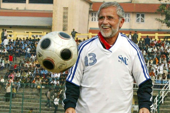 Gerd Mueller -- seen enjoying a kickabout before the start of a 2009 friendly between a Bayern select and a local eleven in Siliguri -- had been suffering from Alzheimer's