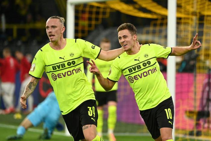 Thorgan Hazard (R) celebrates scoring for Dortmund on Tuesday in the German Cup