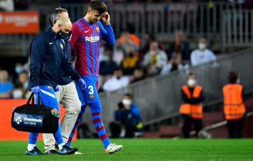 Gerard Pique goes off injured against Alaves