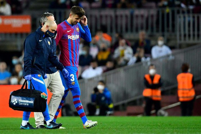 Gerard Pique goes off injured against Alaves