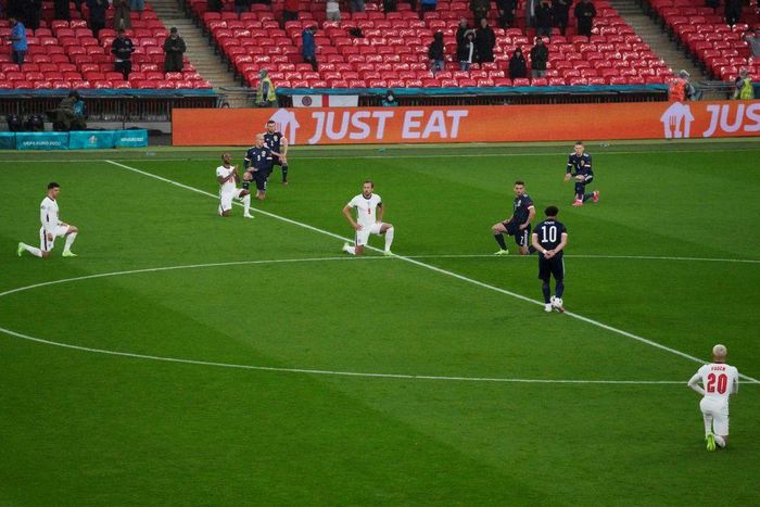 Boris Johnson and his ministers have faced withering criticism for failing to condemn promptly England fans who booed their own players taking the knee before matches early in the tournament