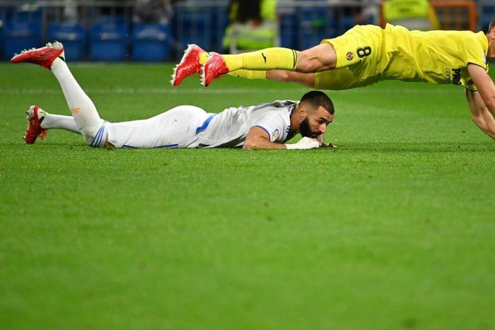 Villarreal defender Juan Foyth and Real Madrid's Karim Benzema battle for the ball during Saturday's game in La Liga.