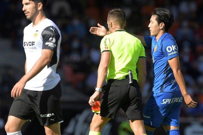 Mallorca's Lee Kang-in (R) was sent off against his former club Valencia on Saturday