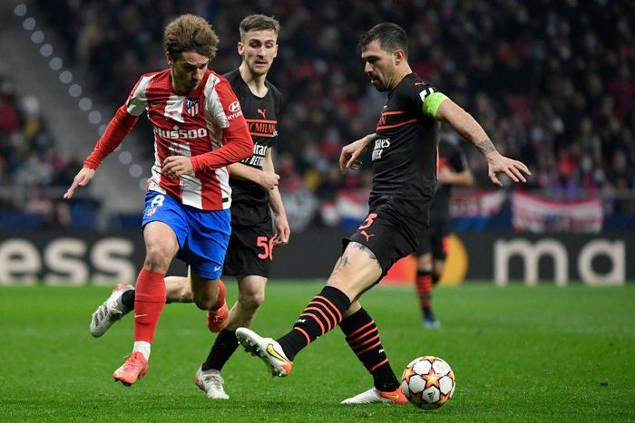 Atletico Madrid's Antoine Griezmann (L) vies with AC Milan's Italian defender Alessio Romagnoli (R) on Wednesday