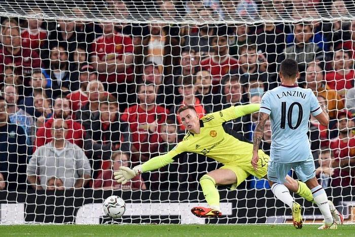 West Ham midfielder Manuel Lanzini scored against Manchester United
