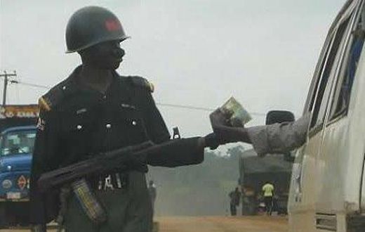A policeman reportedly kills a motorist because of a bribe.