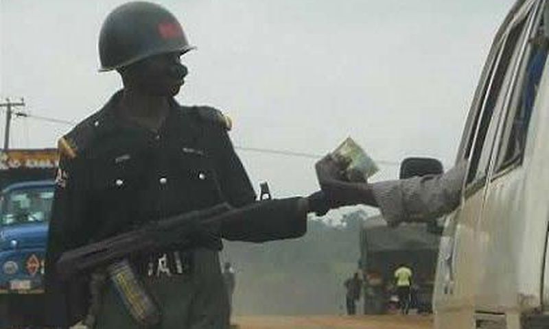 A policeman reportedly kills a motorist because of a bribe.