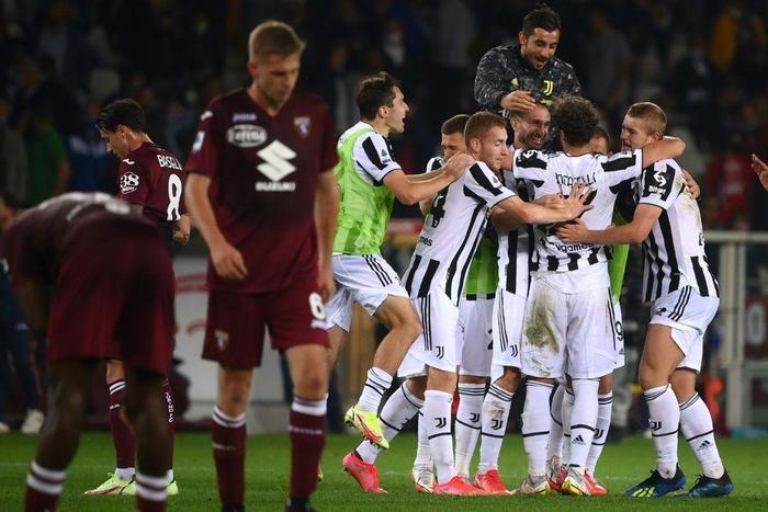 Manuel Locatelli snatched Juventus a late derby success over Torino