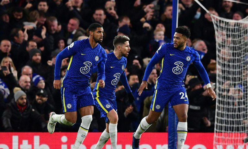 Chelsea celebrate Jorginho's equaliser against Manchester United