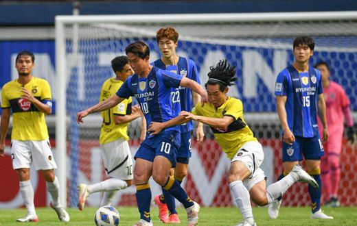 Ulsan Hyundai's Yoon Bit-garam -- seen battling with Kaya's player Ryo Fujii -- scored a brace on his return from injury in a 2-1 success for the holders