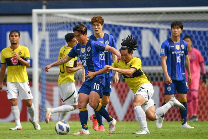 Ulsan Hyundai's Yoon Bit-garam -- seen battling with Kaya's player Ryo Fujii -- scored a brace on his return from injury in a 2-1 success for the holders