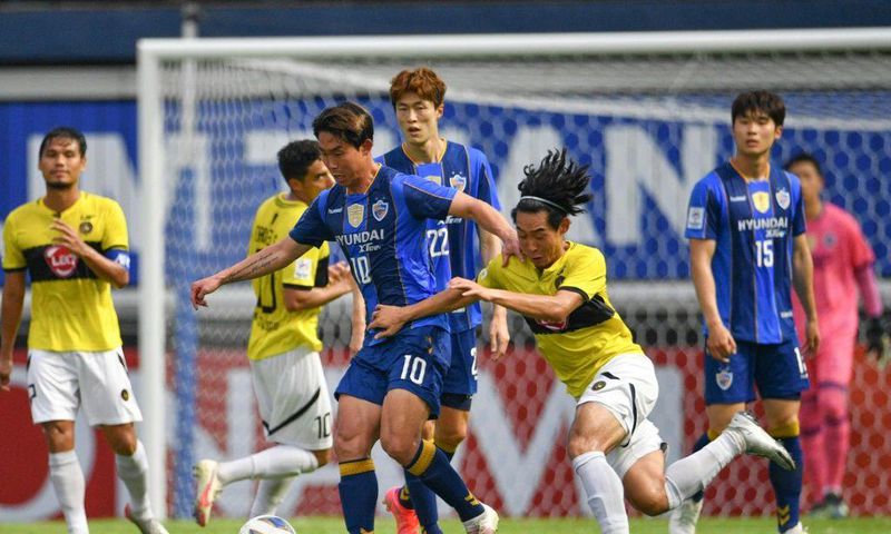 Ulsan Hyundai's Yoon Bit-garam -- seen battling with Kaya's player Ryo Fujii -- scored a brace on his return from injury in a 2-1 success for the holders