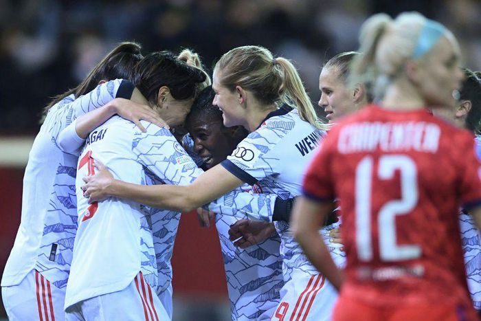 Japanese midfielder Saki Kumagai (2nd L) celebrates after scoring the winner for Bayern Munich against Lyon