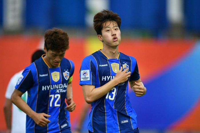 Ulsan Hyundai goal scorer Kim Min-jun (R)