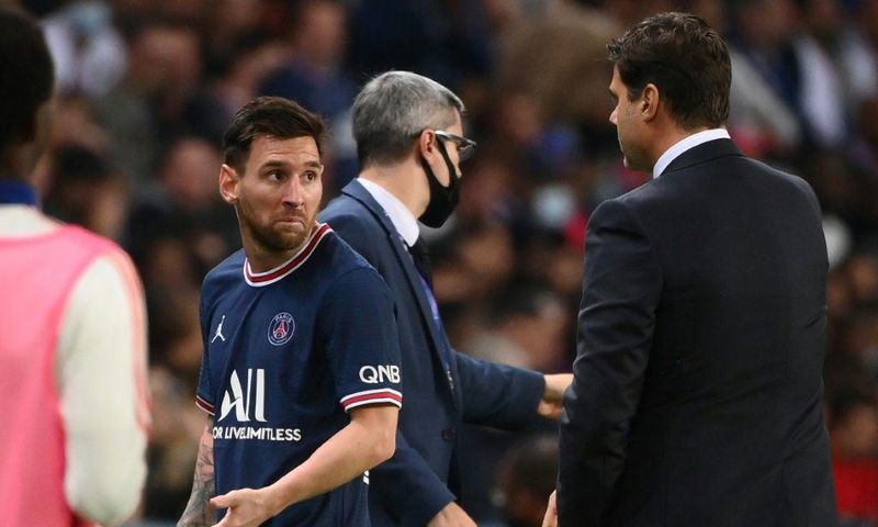 Lionel Messi looks at Mauricio Pochettino as he walks off the pitch in PSG's game against Lyon